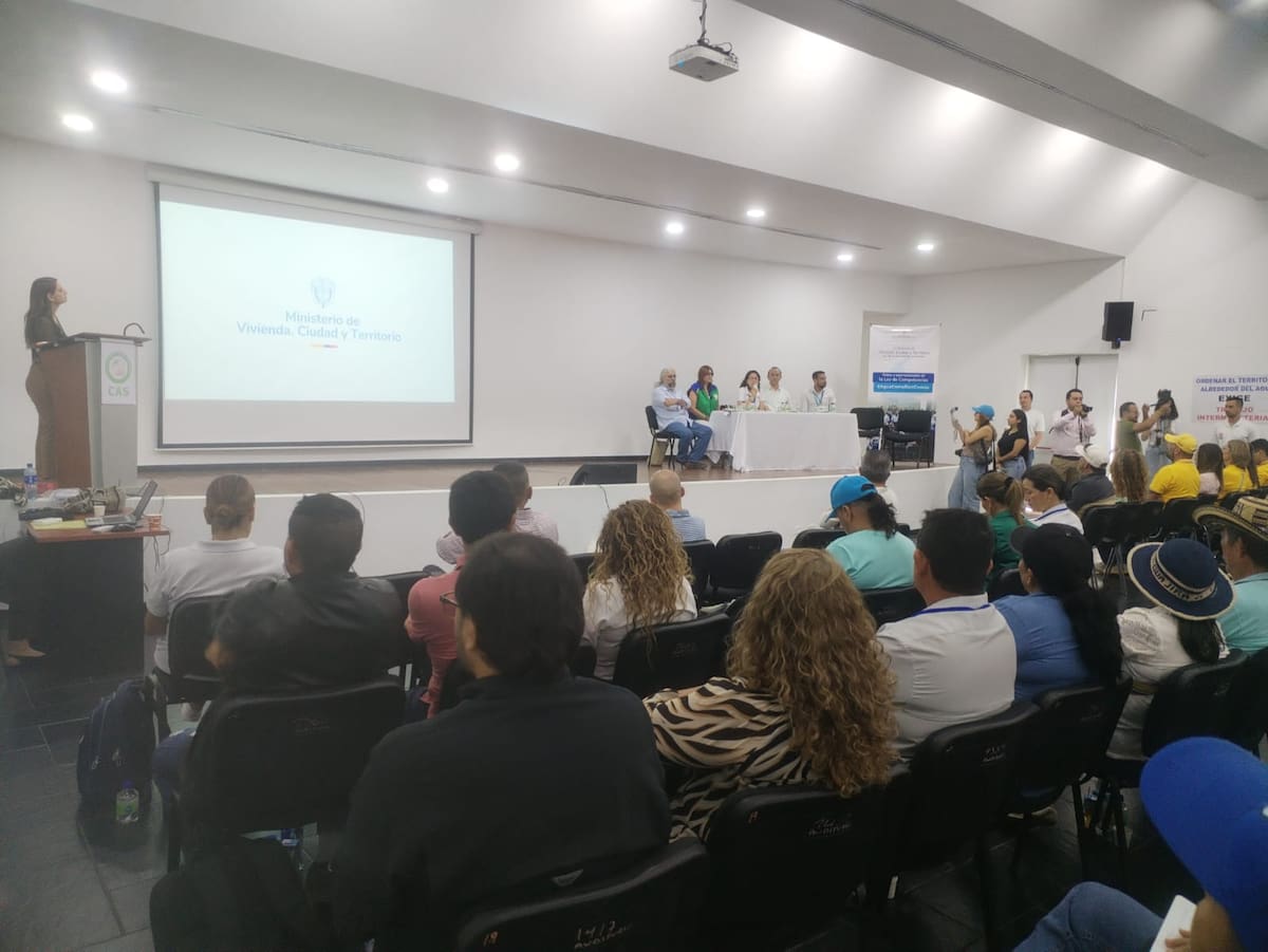 Ruth Quevedo, viceministra de Aguas y Saneamiento Básico, estuvo en San Gil en donde se encontró los líderes y autoridades de la región. La funcionaria incluyó dentro de su recorrido a Puente Nacional, Simacota, Mogotes, San Gil, Barichara y Charalá.