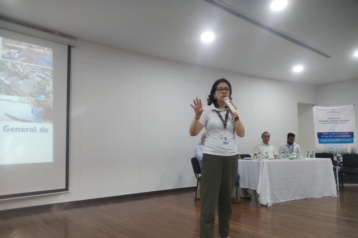 Ruth Quevedo, viceministra de Aguas y Saneamiento Básico, estuvo en San Gil en donde se encontró los líderes y autoridades de la región. La funcionaria incluyó dentro de su recorrido a Puente Nacional, Simacota, Mogotes, San Gil, Barichara y Charalá.