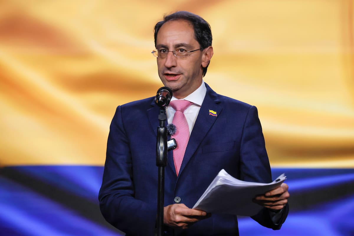 El vicepresidente electo de Colombia, José Manuel Restrepo, habla durante una rueda de prensa este jueves, en Bogotá (Colombia). "Traemos una propuesta metodológica de cómo operar con los comités sectoriales (...) Tengo el convencimiento de que tenemos que arrancar desde mañana hasta el 27 de julio para tener la información completa en dos etapas, aseguró Restrepo. EFE/ Carlos Ortega