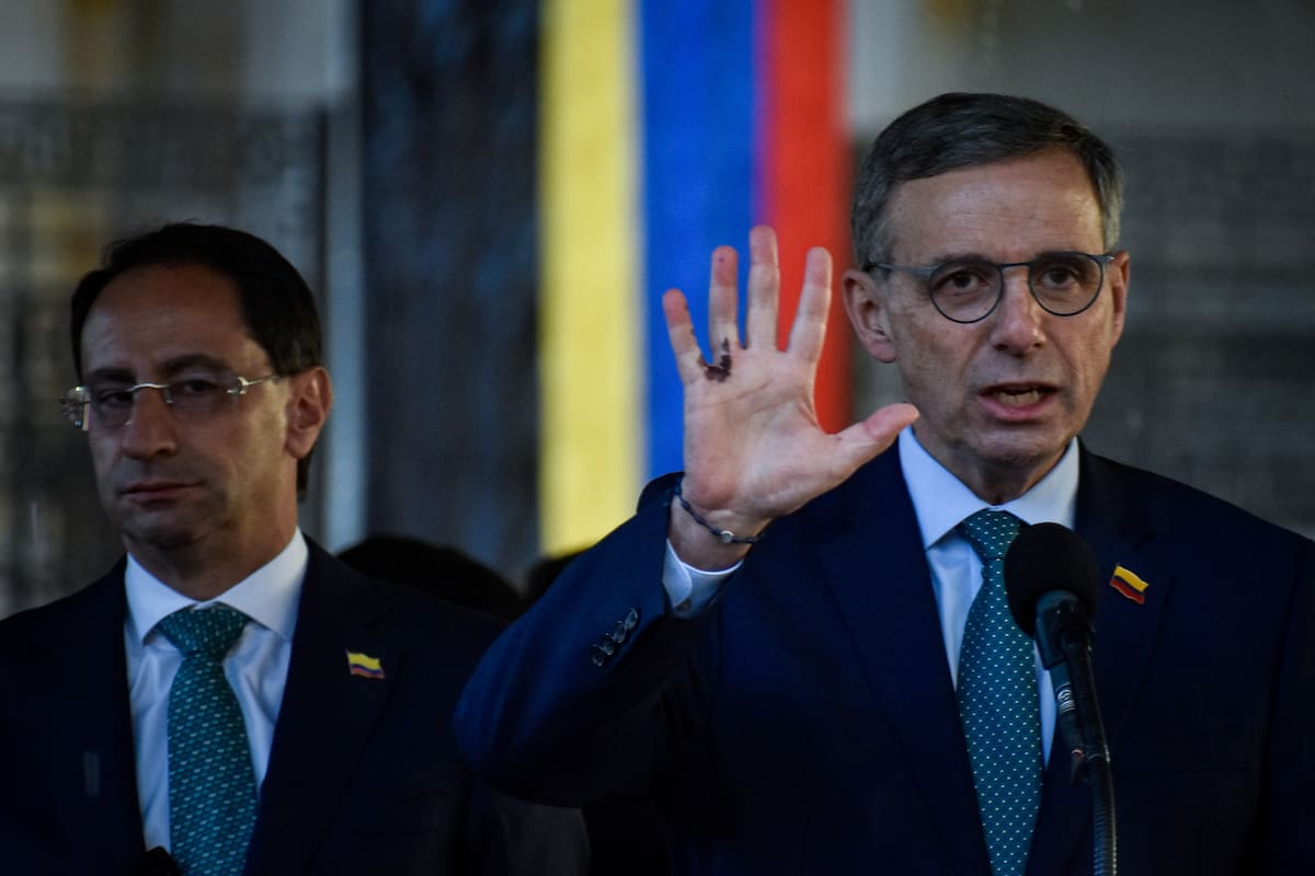 El vicepresidente José Manuel Restrepo y el ministro de Hacienda, Miguel Gómez Martínez, entregaron declaraciones a los medios de comunicación tras la radicación del proyecto de Ley de Rescate Económico ante el Congreso de la República. (Colprensa - Cristian Bayona).