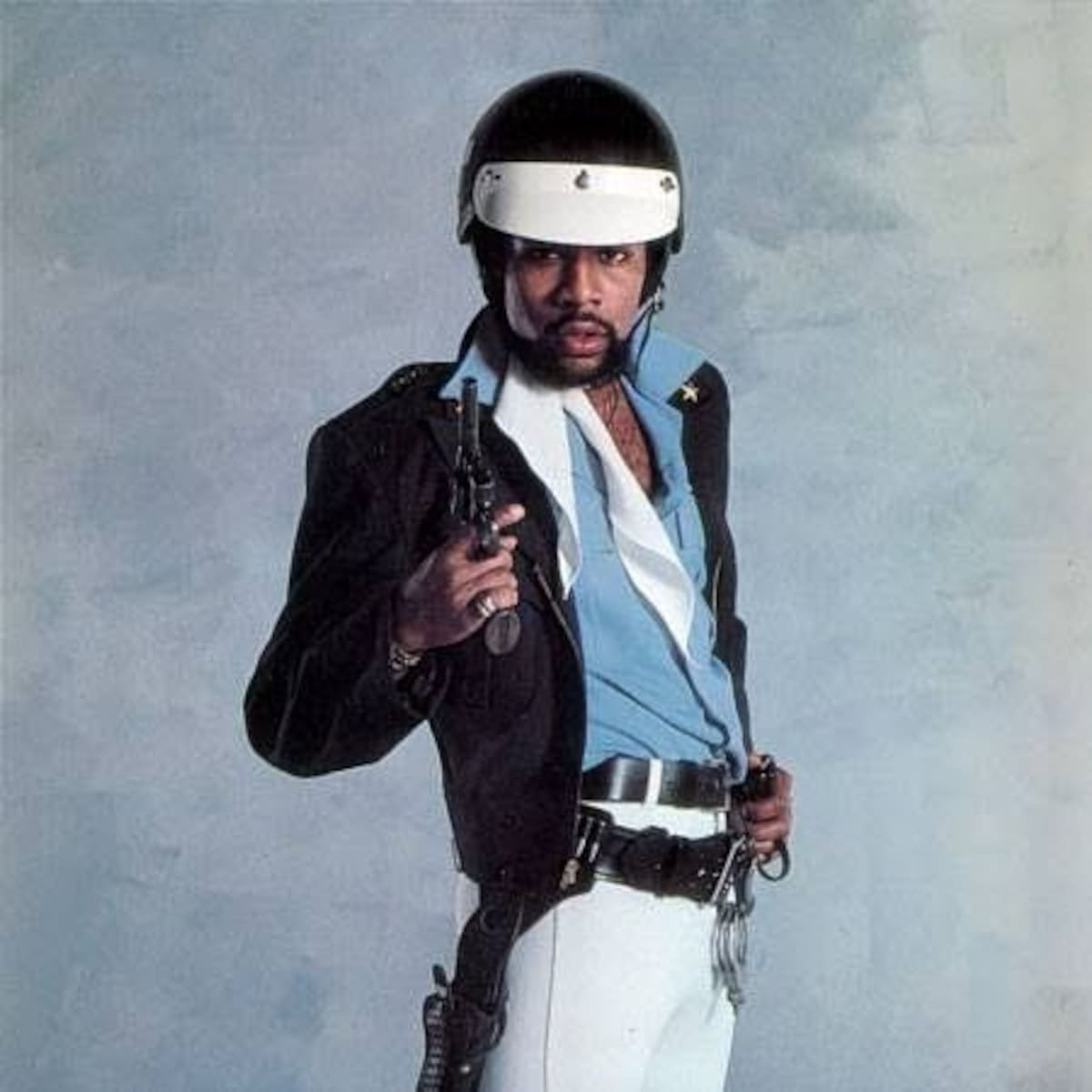 El mundo del entretenimiento despide a Víctor Willis, líder de 'Village People', quien falleció a los 74 años tras una rápida enfermedad. Su voz le dio vida a “YMCA”, una canción que superó el tiempo para convertirse en un himno de alegría global. Descansa en paz.