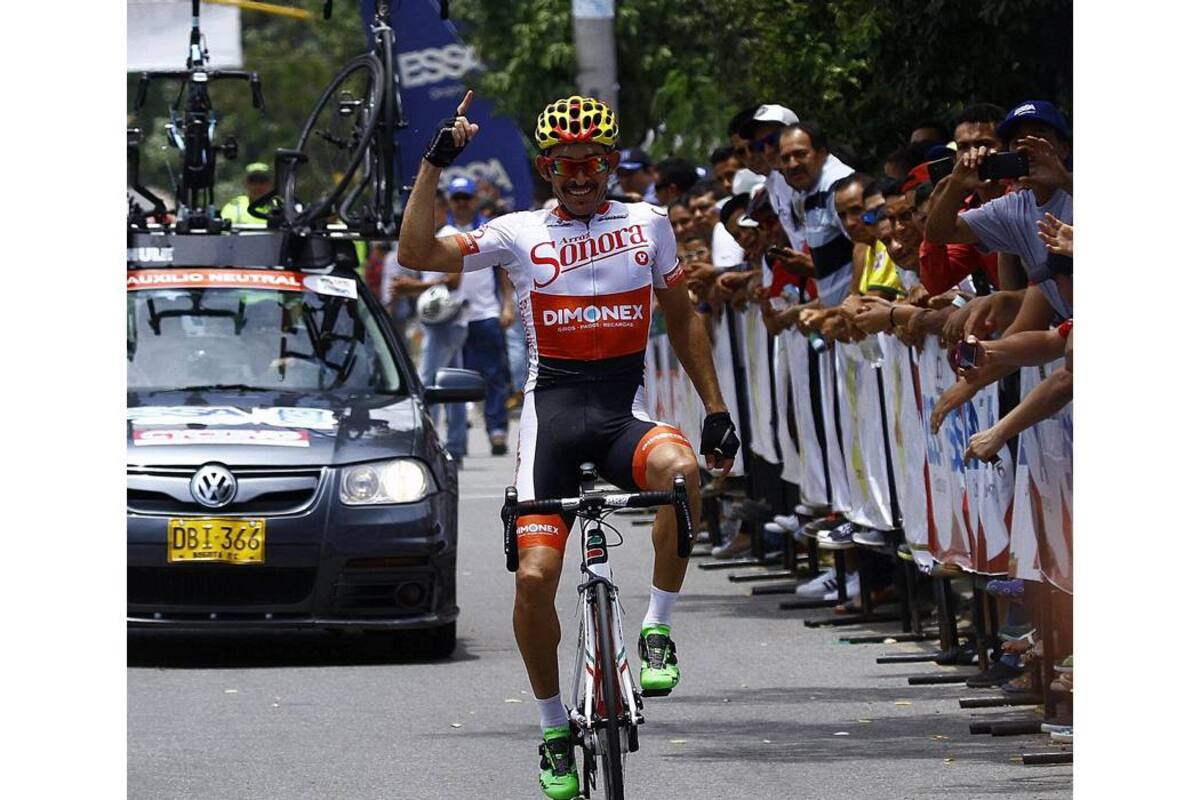 El popular ‘León de Bucaramanga’, José Rodolfo Serpa Pérez, sacó las ‘garras’ ayer para quedarse con la victoria de etapa en la quinta fracción de la Vuelta a Santander, que terminó en Girón, y le dio así el segundo triunfo parcial a su equipo, el Team Arroz Sonora - Dimonex. (Foto: César Flórez / VANGUARDIA LIBERAL)