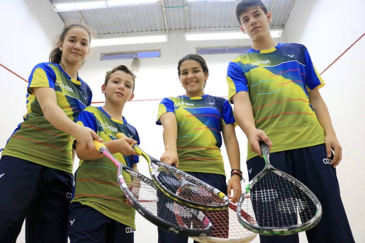 Estos son los cuatro jugadores santandereanos que están representando a Colombia en el Campeonato Suramericano Junior de Squash, en Asunción, Paraguay. De izquierda a derecha: Lucía Paola Bautista, José Miguel Santamaría, Camila Ojeda y Andrés Felipe Villamizar. (Foto: Fabián Hernández / VANGUARDIA LIBERAL)