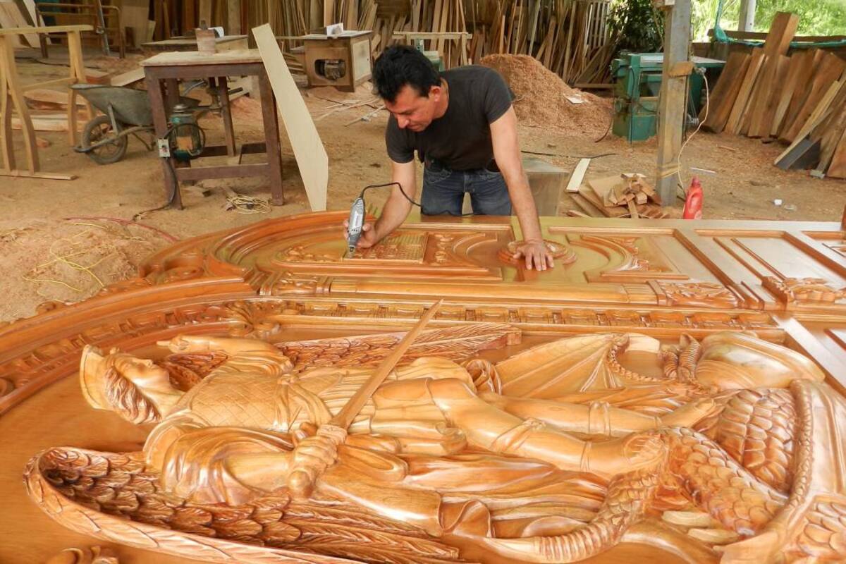Esta magnífica obra que corresponde a la talla de San Miguel Arcángel recibía los últimos retoques por parte de Víctor Julio Quiroga Sánchez, antes de ser llevada al templo San Miguel de Oiba, donde aún falta tallar otra imagen religiosa al respaldo. (Foto: Luis Fernando Martínez Vargas/VANGUARDIA LIBERAL)