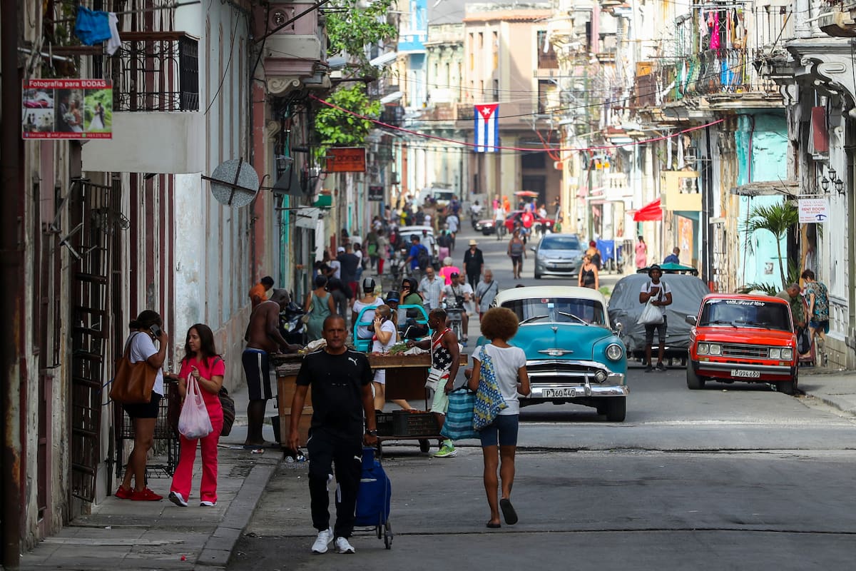 Decenas de personas caminan por el centro de La Habana (Cuba). EFE/ Yander Zamora