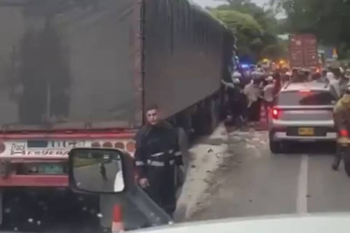 Así fue el saqueo a la tractomula accidentada en Buga–Tuluá pese a la tragedia del conductor