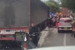 Video: así fue el saqueo a la tractomula accidentada en Buga–Tuluá pese a la tragedia del conductor