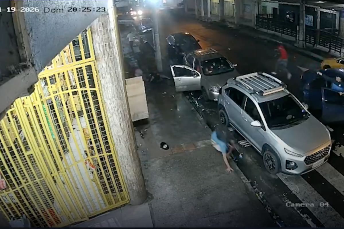 Se revelan los videos del ataque que dejó cinco muertos en el sur de Guayaquil. Las cámaras de seguridad captaron el momento en que sicarios disparan sin piedad. La ciudad está en máxima alerta.