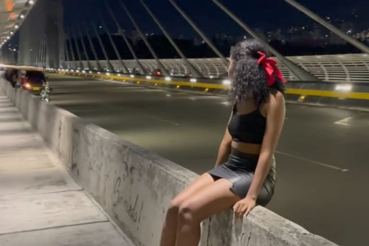 La grabación fue realizada en horas de la noche, en el viaducto de La Novena.
Foto: captura de video.