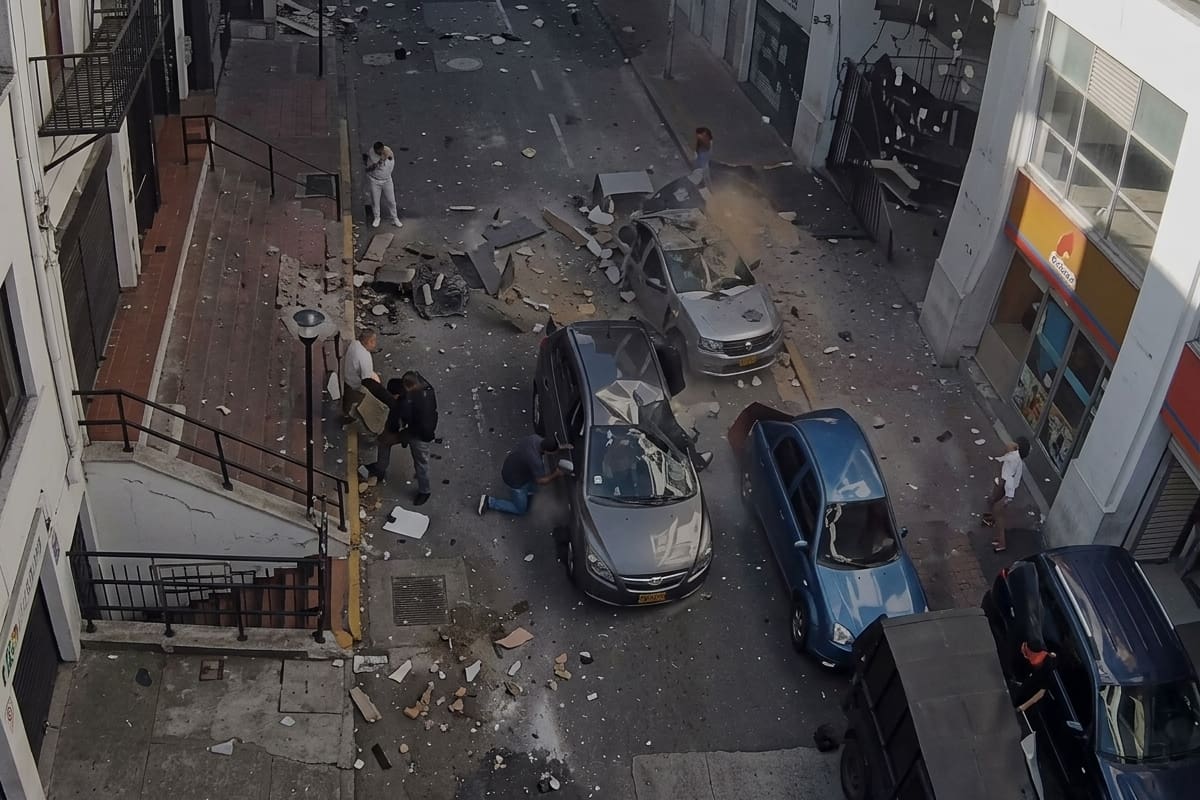 Densa nube de polvo cubre la vía de Pereira minutos después del desplome registrado por cámaras de seguridad durante terremoto del pasado 10 de agosto. Conductores y transeúntes se salvaron de milagro.