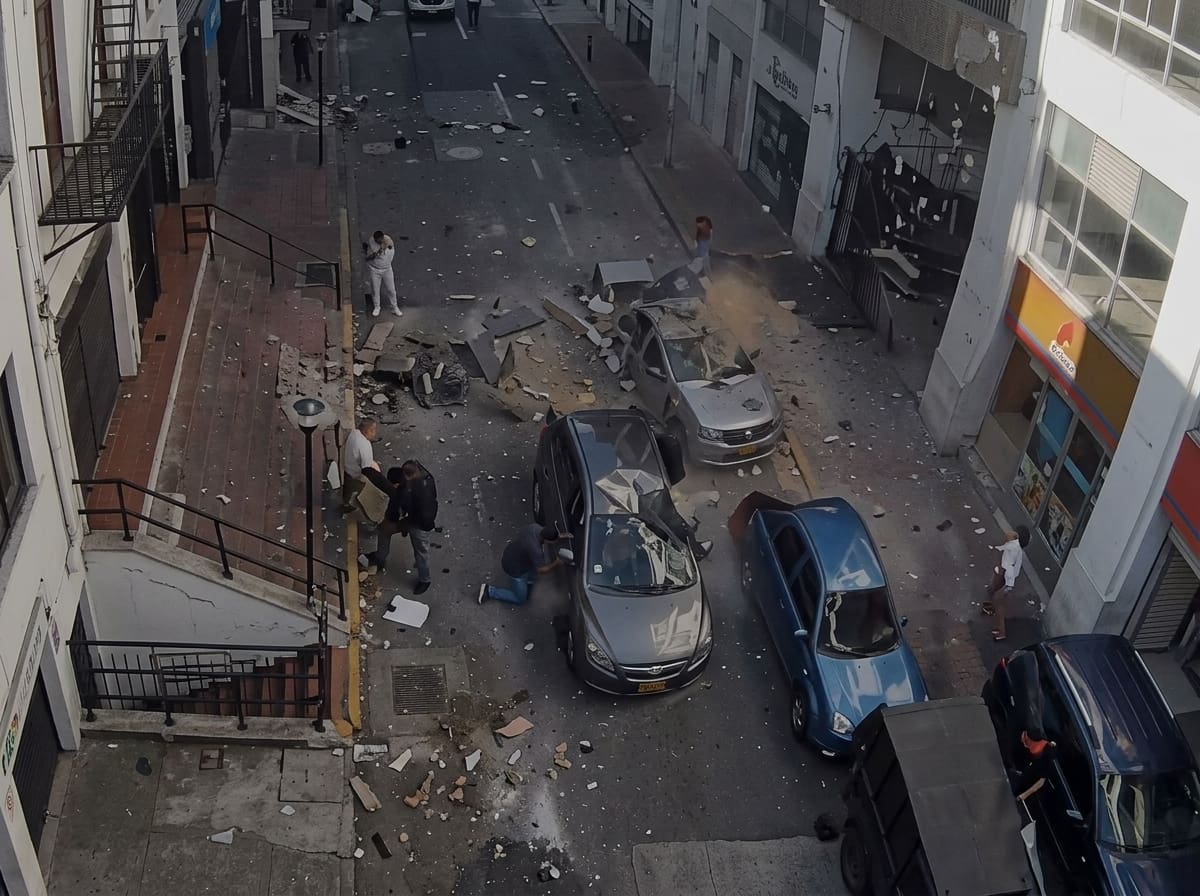 Densa nube de polvo cubre la vía de Pereira minutos después del desplome registrado por cámaras de seguridad durante terremoto del pasado 10 de agosto. Conductores y transeúntes se salvaron de milagro.