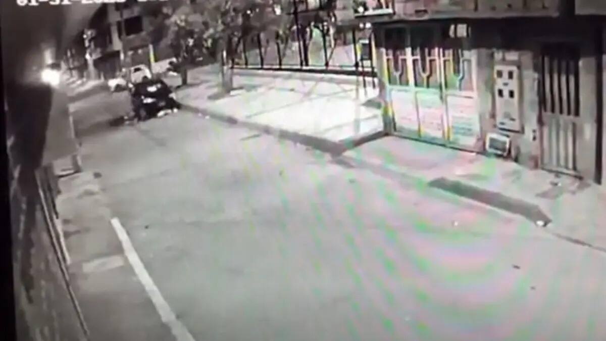 Video muestra cómo auto negro arrolla a ciclista en Suba y escapa de la escena. | Q' Hubo Bogotá