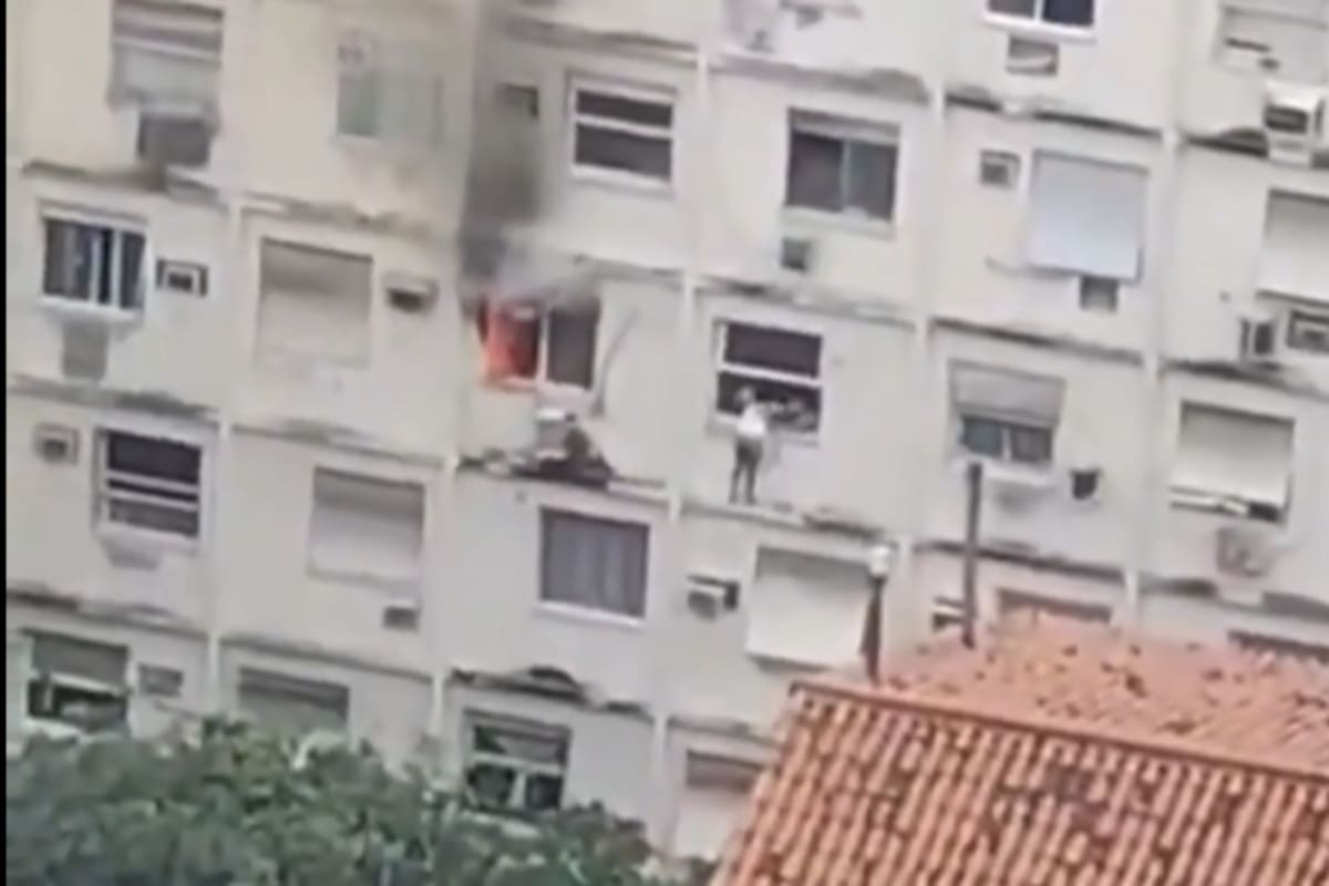 Video muestra cómo una mujer escapó de un incendio por la ventana de un edificio en Brasil. | Foto: Captura, Tomado de Video.