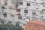 Video muestra cómo una mujer escapó de un incendio por la ventana de un edificio en Brasil