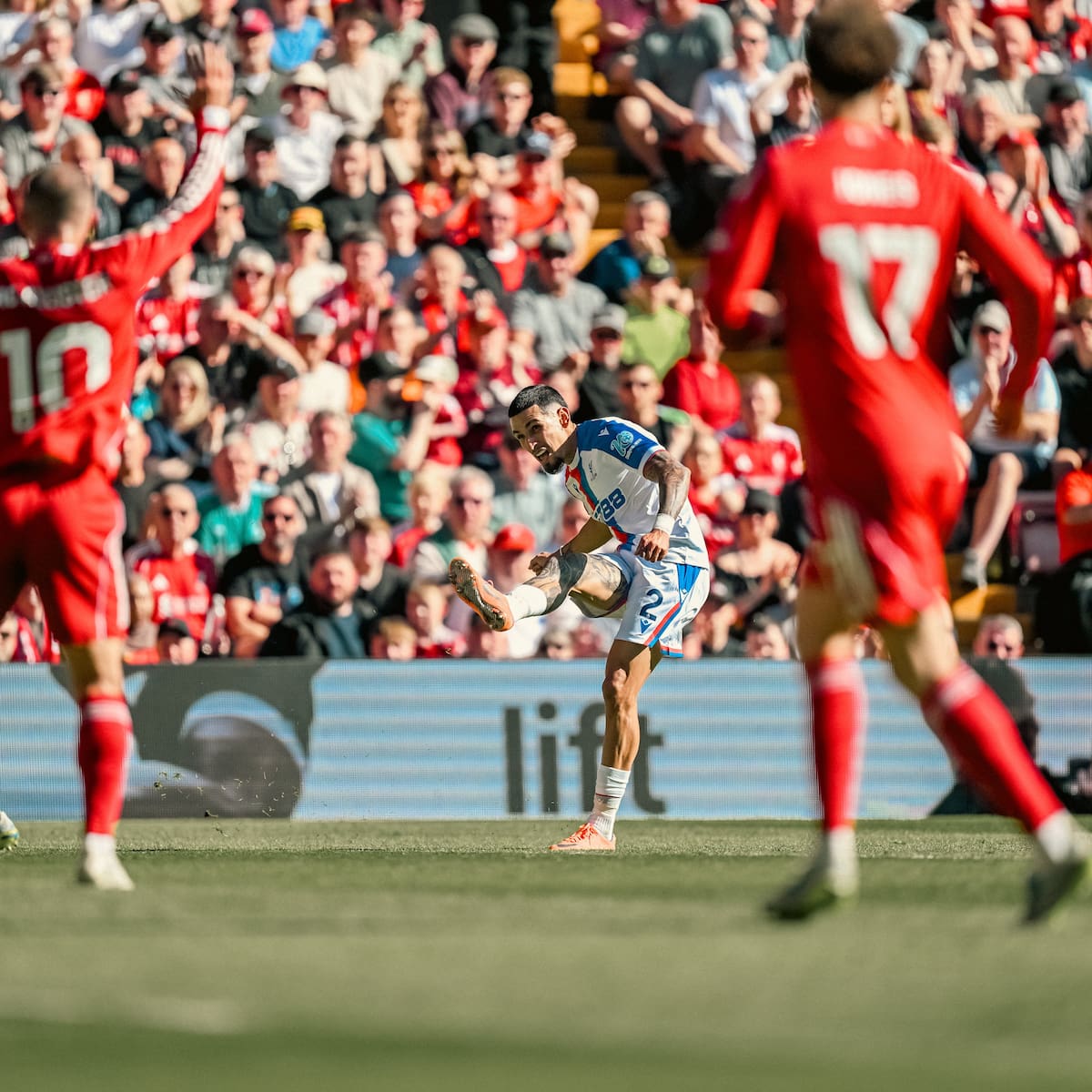 Video: polémico gol del colombiano Daniel Muñoz desató furia en Anfield y terminó con agresión de un hincha. Foto: @CPFC