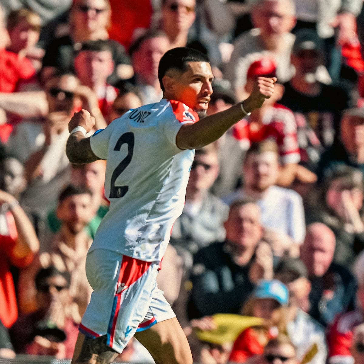 Video: polémico gol del colombiano Daniel Muñoz desató furia en Anfield y terminó con agresión de un hincha. Foto: @CPFC
