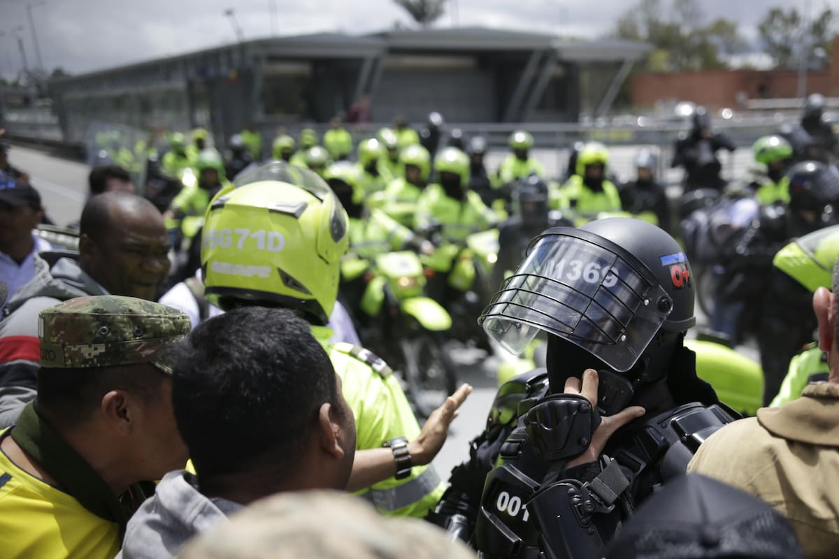 En el hecho habría sido robado un bus de transporte especial y amenazado el conductor. Se reportan varios detenidos.