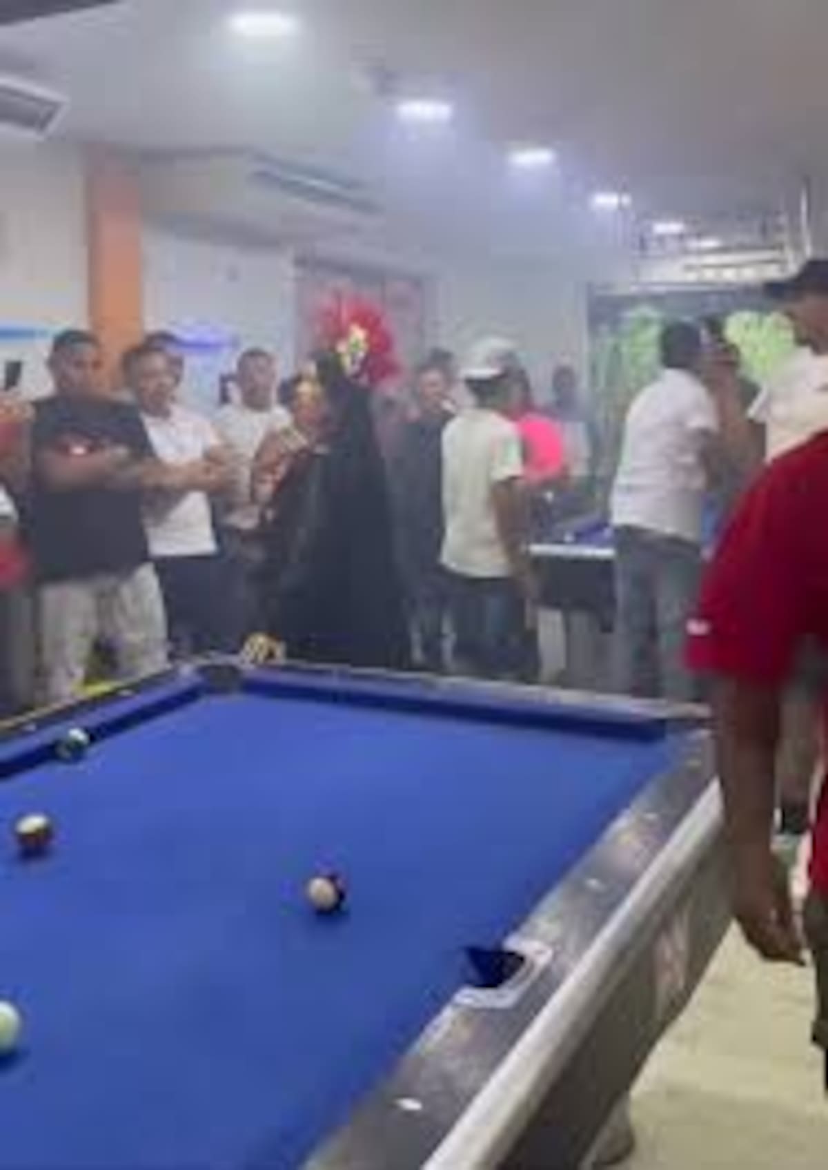 Una bailarina que brindará un show en reconocido billar en Barranquilla provocó que una mujer sacara a su pareja a punta de golpes.