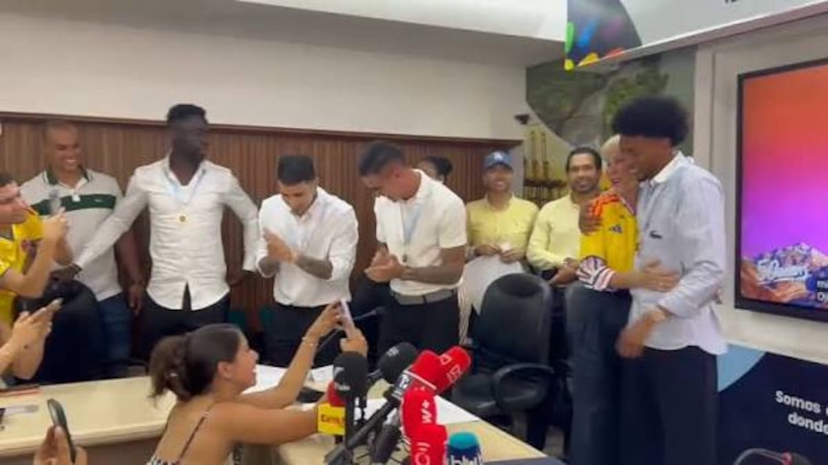 El jugador Johan Mojica no solo alegra en la cancha, también contagió de toda su energía a la gobernadora del Valle, Dilian Francisca Toro.