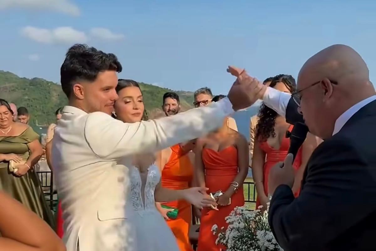 En video quedó registrado el momento en el que un hombre confundió el "choque las cinco" con la bendición que le estaba dando un Padre durante su matrimonio.