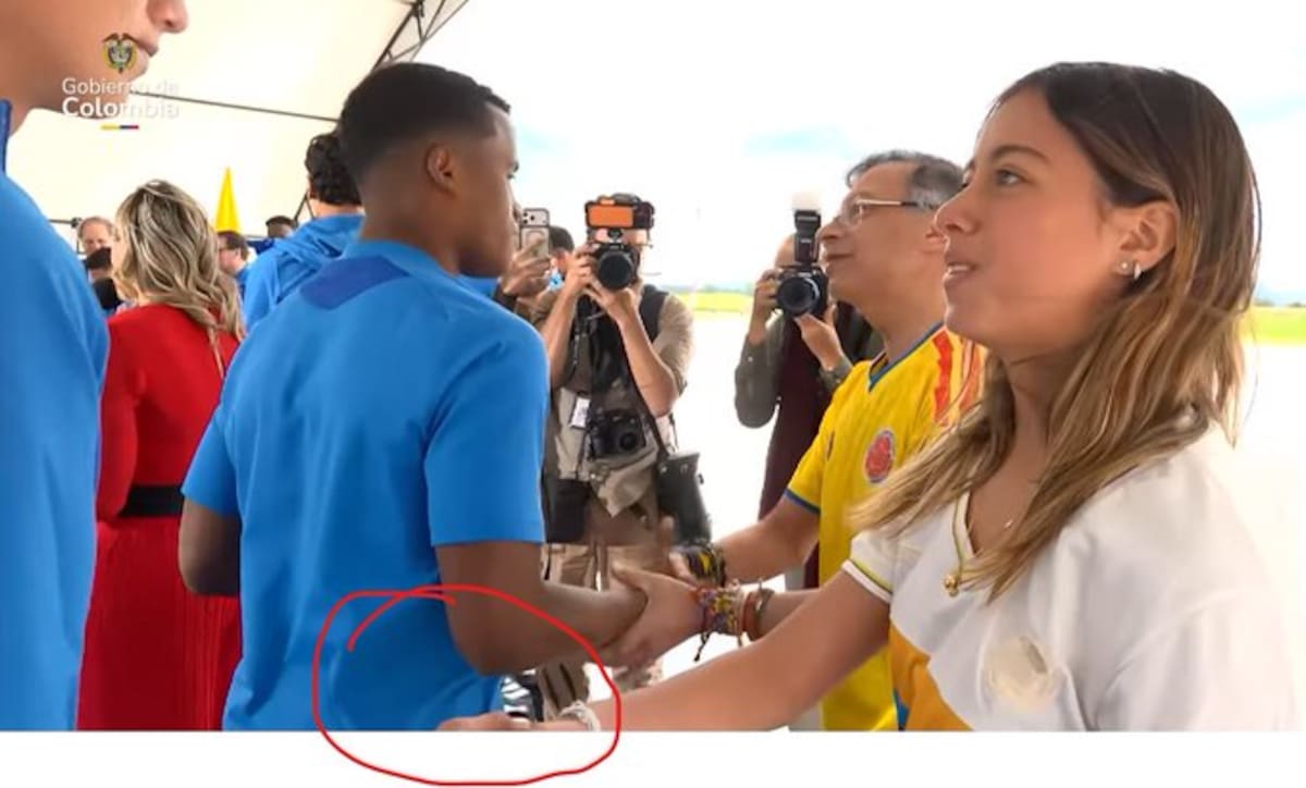 En una imagen que circula en redes se observa el momento en que James Rodríguez saluda de mano a Antonella Petro.