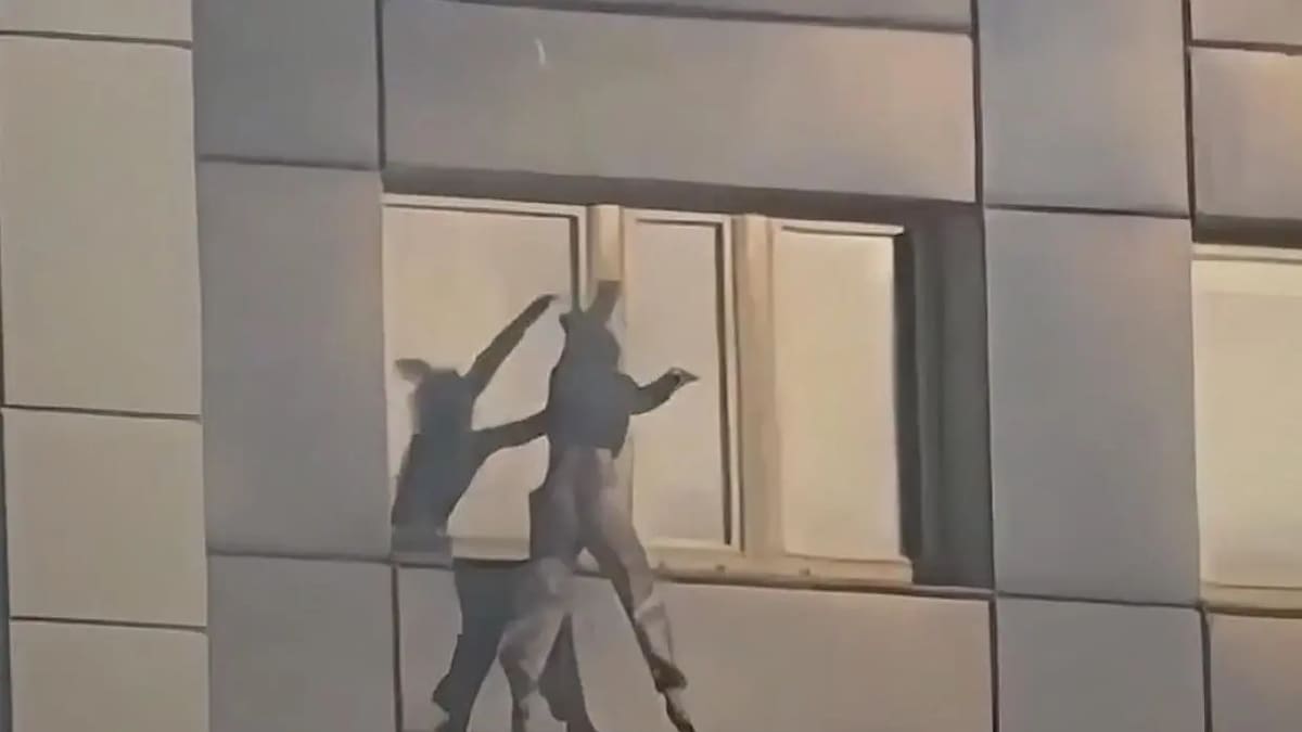 Mujer saltó del piso 11 durante un incendio en Berlín. El escena es impactante.