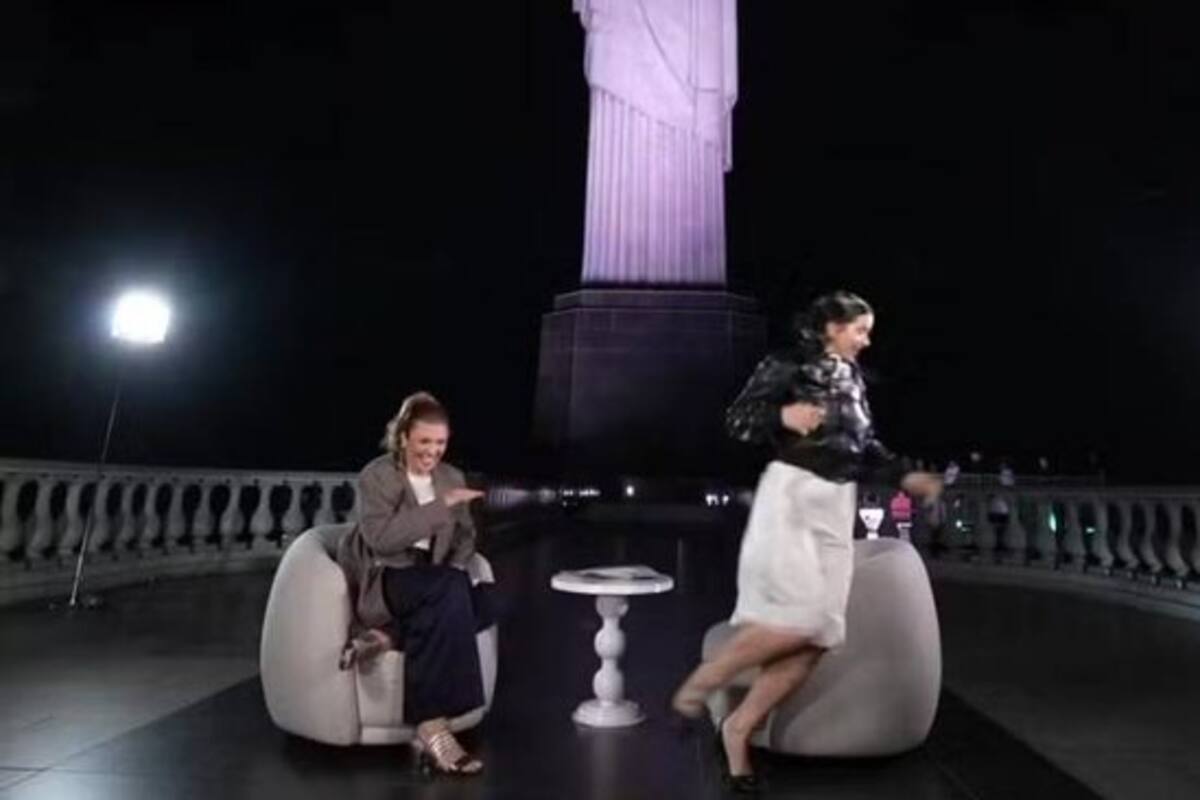 El susto que se llevó Rosalía que se volvió viral: Salió corriendo en plena entrevista por culpa de una cucaracha.