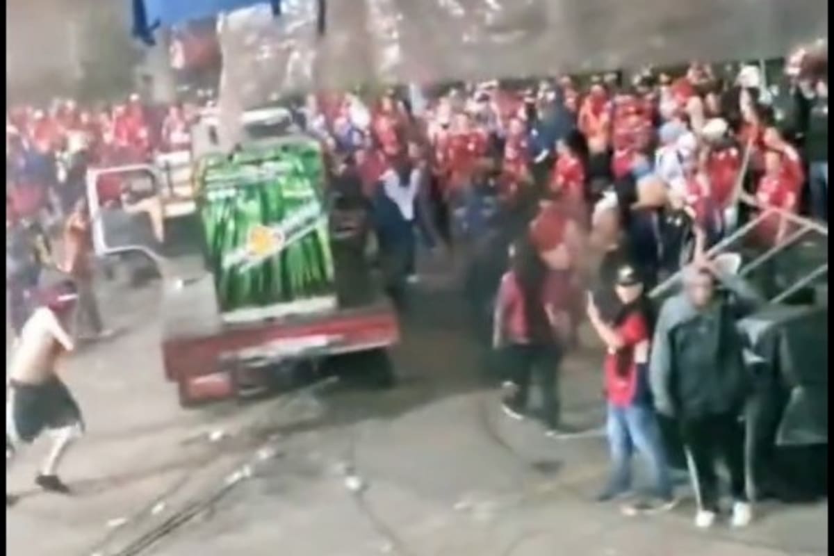 Videos: colaboradores y periodistas de Telemedellín fueron agredidos tras el caos en la final Nacional vs Medellín. Foto: Captura de pantalla.