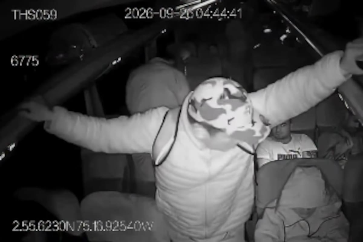 Videos revelan cómo delincuentes roban maletas en buses intermunicipales mientras viajan. | Foto: Captura de Video