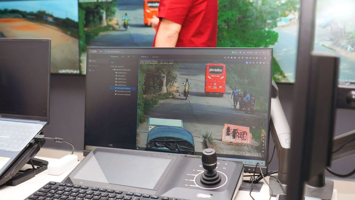 Funcionarios de la Alcaldía de Barrancabermeja realizaron un recorrido para corroborar el funcionamiento del sistema de videovigilancia del corregimiento El Llanito.
Suministrada/Vanguardia