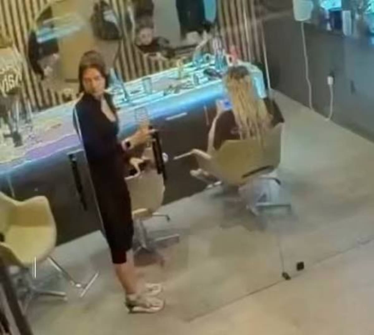 Una puerta de cristal se hace añicos mientras una empleada de salón de belleza en Texas intentaba cerrarla.