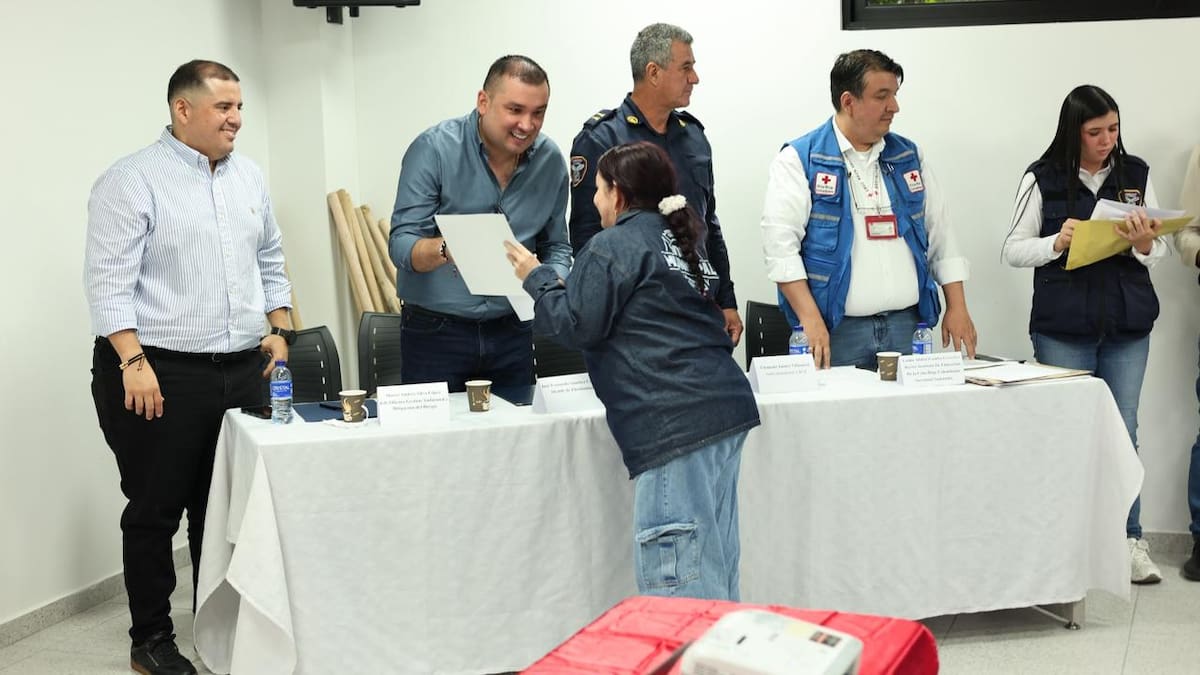 Vigías rurales recibieron herramientas y radios de comunicación para fortalecer la respuesta ante incendios y emergencias en zonas apartadas. Foto: Alcaldía de Floridablanca