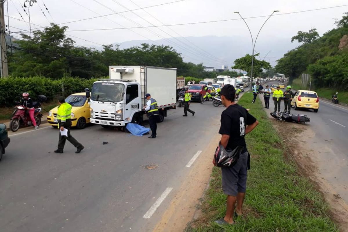 El motociclista chocó con el separador y cayó al otro carril en donde fue arrollado por un furgón. (Foto: Suministrada/VANGUARDIA LIBERAL)
