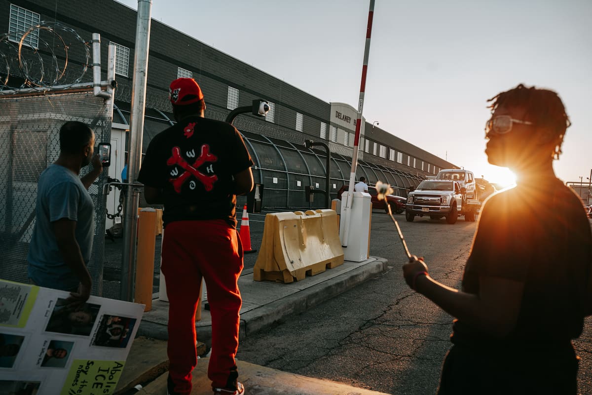 Manifestantes con flores y pancartas se congregan frente al centro de detención de inmigrantes Delaney Hall durante una vigilia y protesta por Edwin Jovanny López Cornejo, en Newark, Nueva Jersey, EE. UU., el 3 de agosto de 2026. Al menos 54 personas han fallecido bajo custodia del ICE desde el inicio del segundo mandato de Trump. (Protestas) EFE/EPA/OLGA FEDOROVA