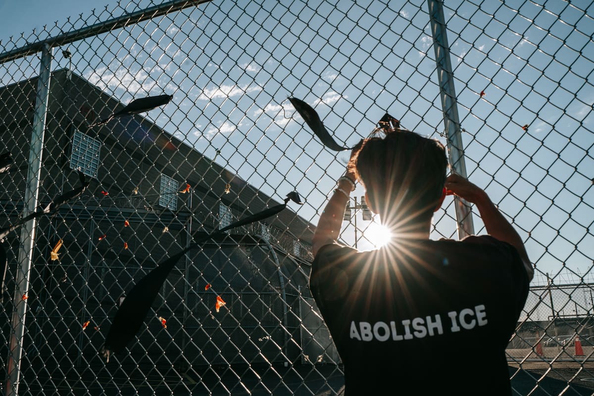 Un manifestante ata una cinta a la valla que rodea el centro de detención de inmigrantes Delaney Hall, en memoria de las personas que murieron bajo custodia de inmigración, durante una vigilia por Edwin Jovanny López Cornejo, en Newark, Nueva Jersey, EE. UU., el 3 de agosto de 2026. Al menos 54 personas han muerto bajo custodia del ICE desde el inicio del segundo mandato de Trump. EFE/EPA/OLGA FEDOROVA