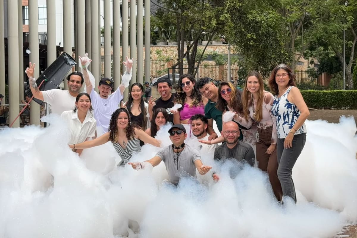 Julián Díaz, gerente de Neomunodo, comparte el espacio con el equipo de ‘Villa Esperanza’, una propuesta artística que nació en el marco de ARTEFACTUM, Laboratorio de Cocreación Artística. Foto suministrada/VANGUARDIA