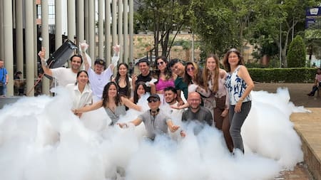 Neomundo se llena de espuma para poner la mirada sobre los ríos contaminados