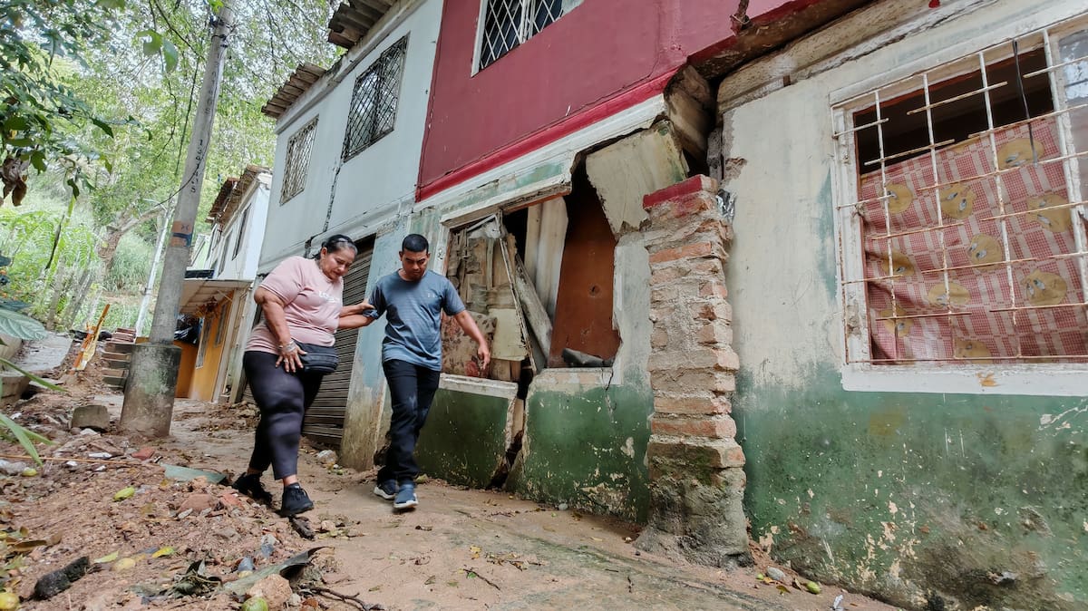 En Villa Rosa, al norte de Bucaramanga, una vivienda habitada por una familia presenta graves fracturas en su estructura.
Foto: Marco Valencia / Vanguardia