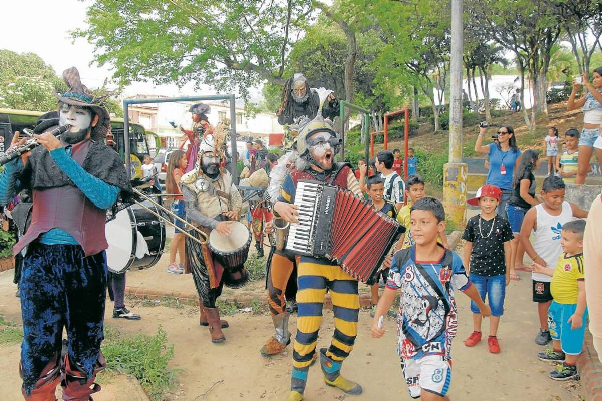 Los habitantes de Villa Rosa, un barrio situado al norte de Bucaramanga, tuvieron la oportunidad de apreciar y disfrutar lo mejor del teatro. (Foto: Jaime Del Río Quiroga / VANGUARDIA LIBERAL)