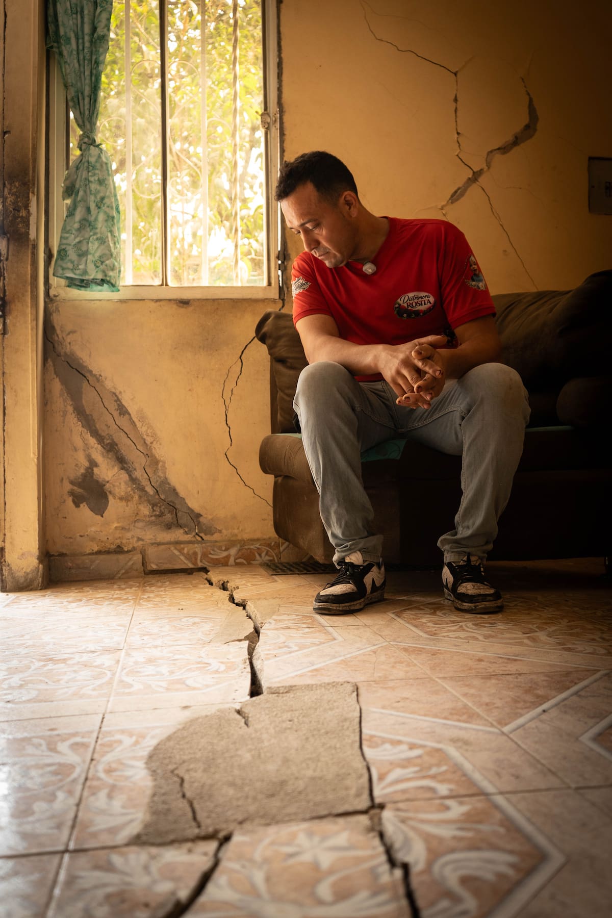 En la casa de Pedro Antonio Ariza, en Villas de San Ignacio, el terreno partió el piso y la tubería del agua. Sus padres y un tío, adultos mayores, tuvieron que salir de la vivienda. Foto: Byron Pérez/Vanguardia.