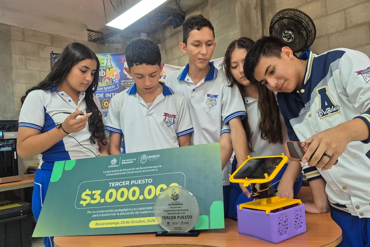 Estudiantes del Colegio Villas de San Ignacio junto al panel solar seguidor y el tablero que mide el consumo de energía del plantel. Foto: Danilo Cárdenas / VANGUARDIA