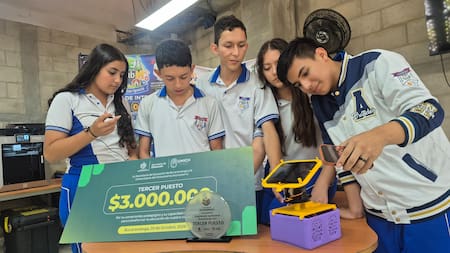 Invento escolar contra el derroche de energía: así funciona el panel solar de un colegio de Bucaramanga