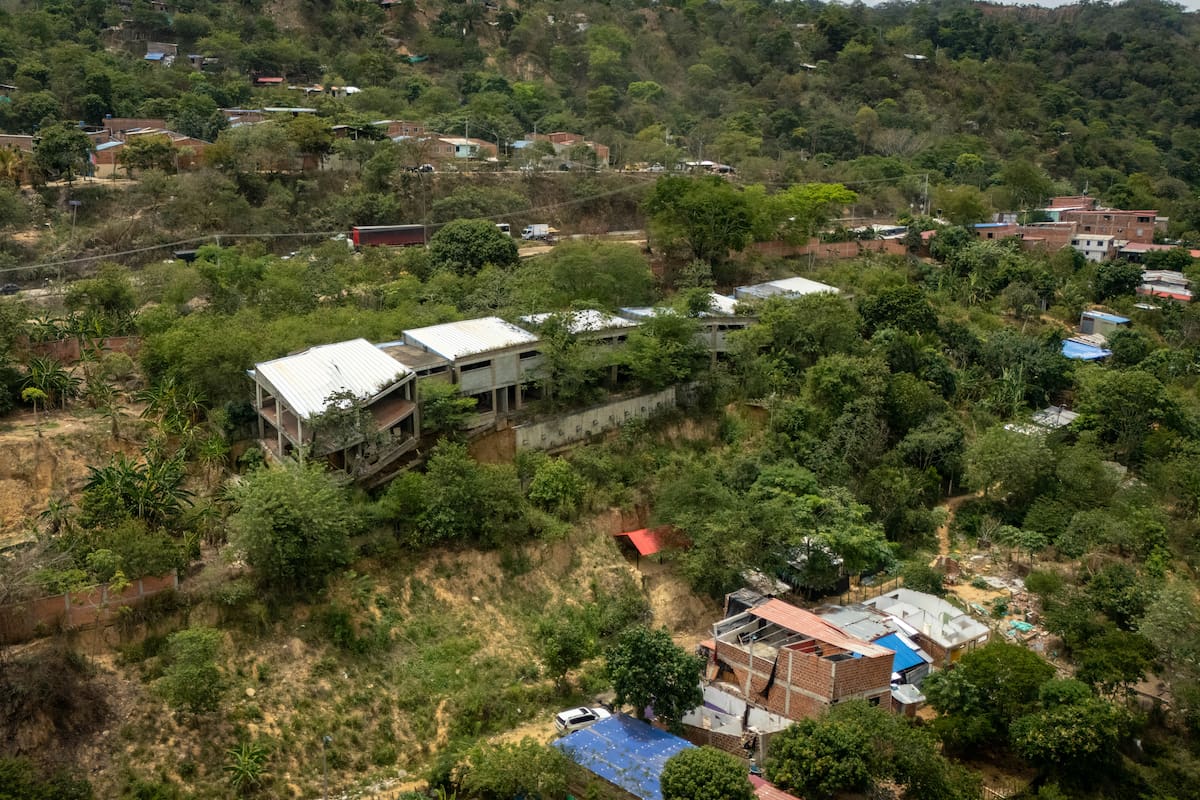 El antiguo colegio Villas de San Ignacio, abandonado desde 2013, presenta el colapso parcial de uno de sus módulos. Está dentro de la zona afectada. Foto: Byron Pérez/Vanguardia.