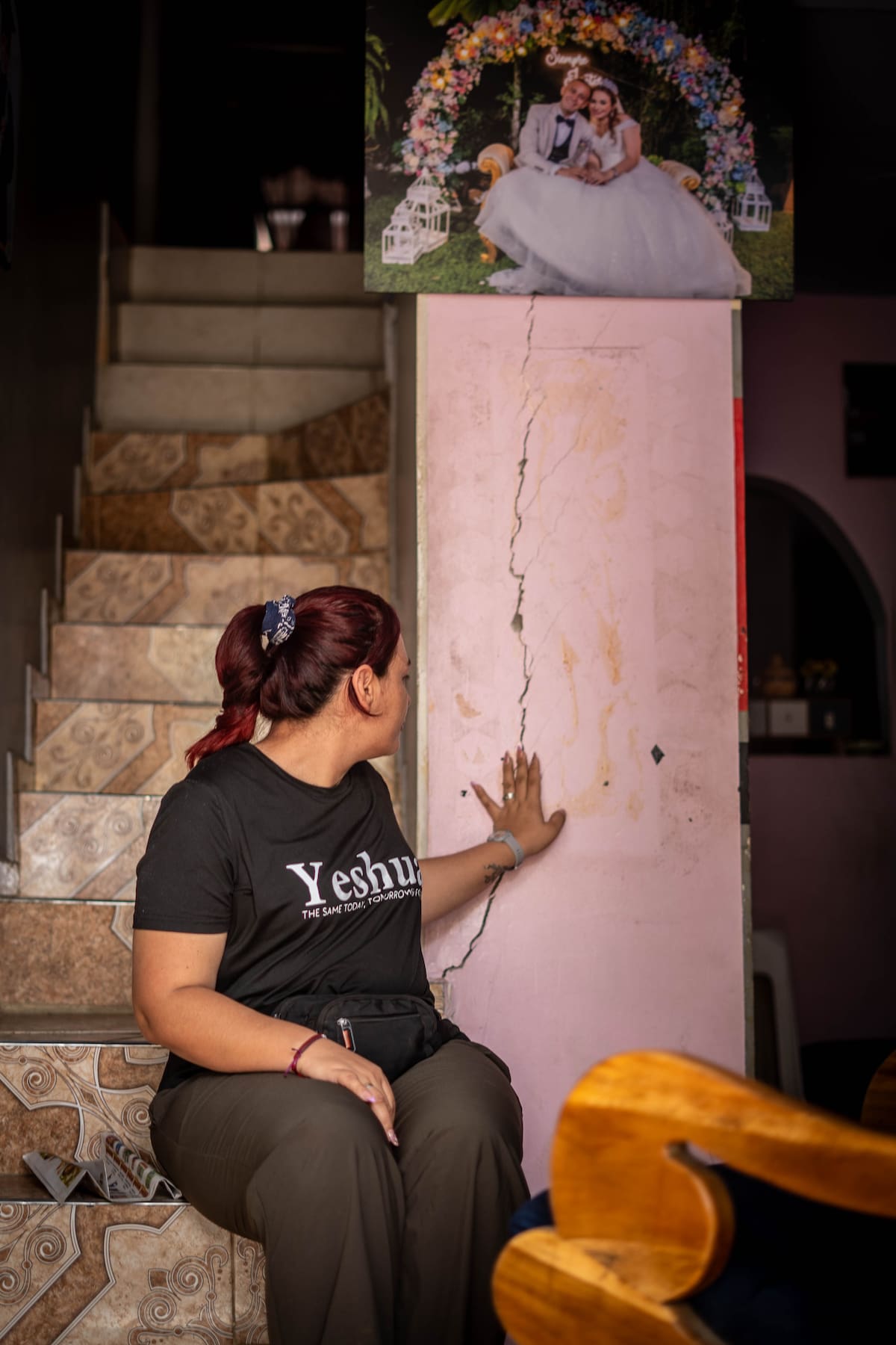 Grietas como esta obligaron a la familia de Pedro Antonio Ariza a sacar a sus padres, adultos mayores, de la vivienda. Hoy pagan arriendo por su cuenta. Foto: Byron Pérez/Vanguardia.