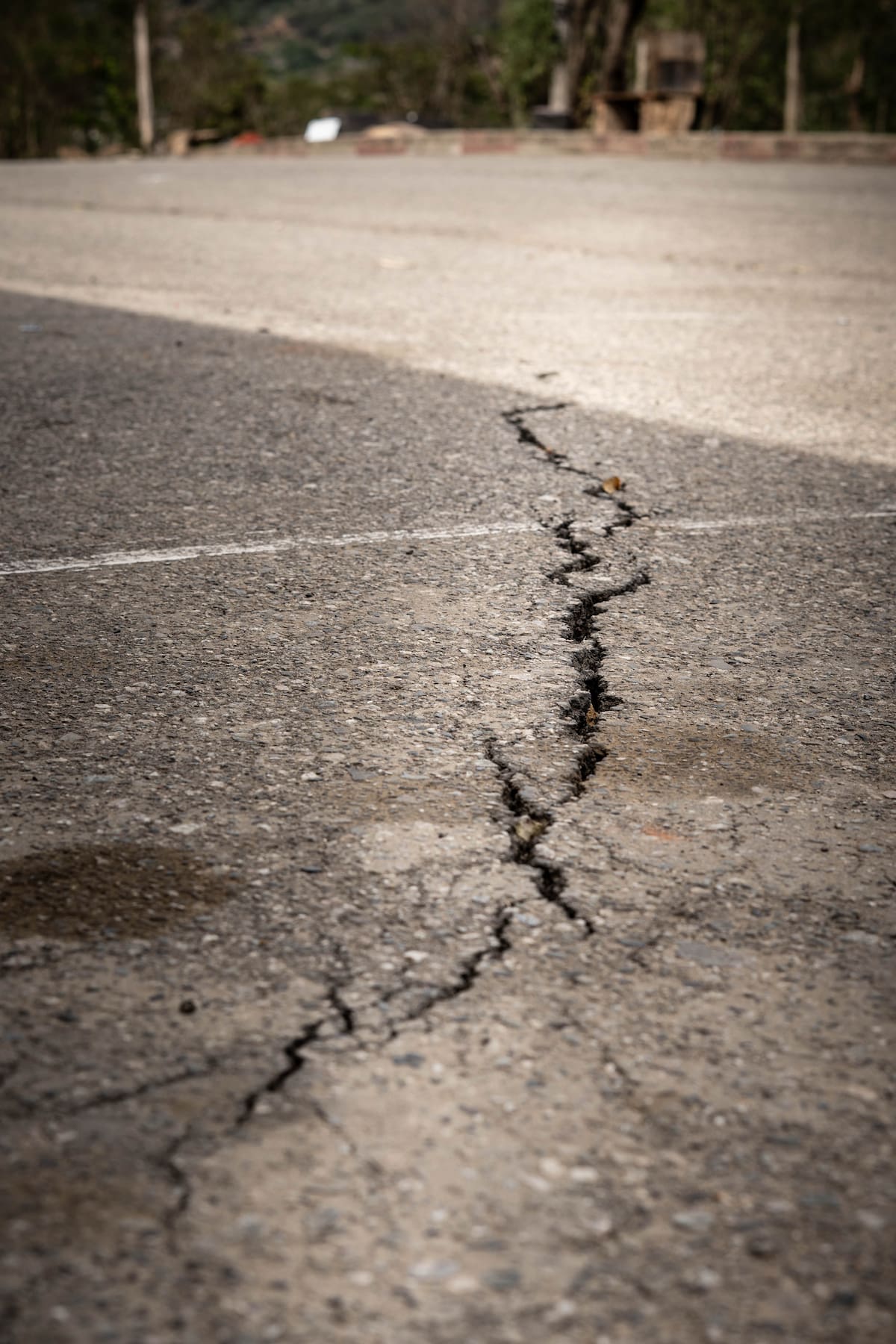 La grieta que apareció en abril baja desde la vía y cruza las calles de Villas de San Ignacio Etapa VII. Según el ingeniero Miguel Silva, es la señal de que el deslizamiento de ‘Paso Malo’ llegó al barrio. Foto: Byron Pérez/Vanguardia.
