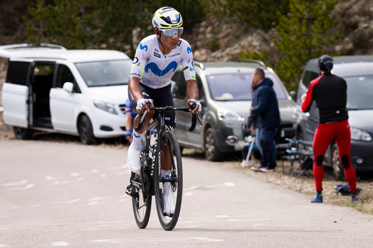 BERGA (BARCELONA), 28/03/2026.- El ciclista colombiano del Movistar, Nairo Quitanan, en su ascenso al Coll de Pradell durante la sexta etapa de la Vota a Catalunya celebrada este sábado entre Berga y el Santuari de Qeralt. EFE/Siu Wu.