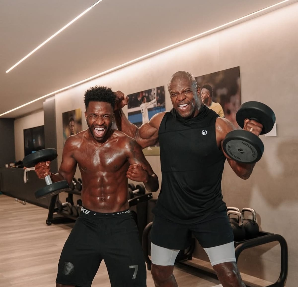 AME2556. RÍO DE JANEIRO (BRASIL), 24/07/2026.- Fotografía tomada de la cuenta oficial en instagram @vinijr del futbolista de Brasil Vinicius Jr. (i) donde se le ve junto al actor estadounidense Terry Crews. Vinícius, delantero del Real Madrid y de la selección brasileña, compartió este viernes varias imágenes de sus vacaciones junto con Crews y aprovechó para invitar a Erling Haaland, futbolista noruego a unirse a ellos. EFE/ @vinijr /SOLO USO EDITORIAL/NO VENTAS/SOLO DISPONIBLE PARA ILUSTRAR LA NOTICIA QUE ACOMPAÑA (CRÉDITO OBLIGATORIO)