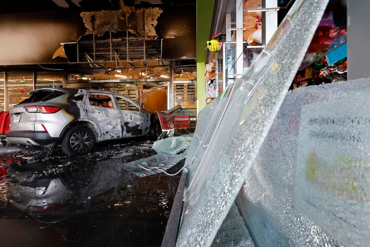 Disturbios simultáneos dejaron vías cerradas, transporte afectado y daños en instalaciones oficiales en varios estados del occidente mexicano. | Foto: EFE