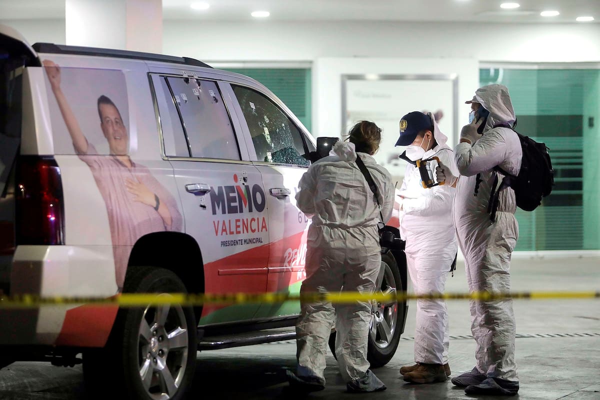 Peritos forenses recaban información de la camioneta atacada por grupos armados en 2021 al candidato a la presidencia municipal del Partido Revolucionario Institucional (PRI) Guillermo Valencia, en la ciudad de Morelia, en Michoacán (México). EFE / VANGUARDIA