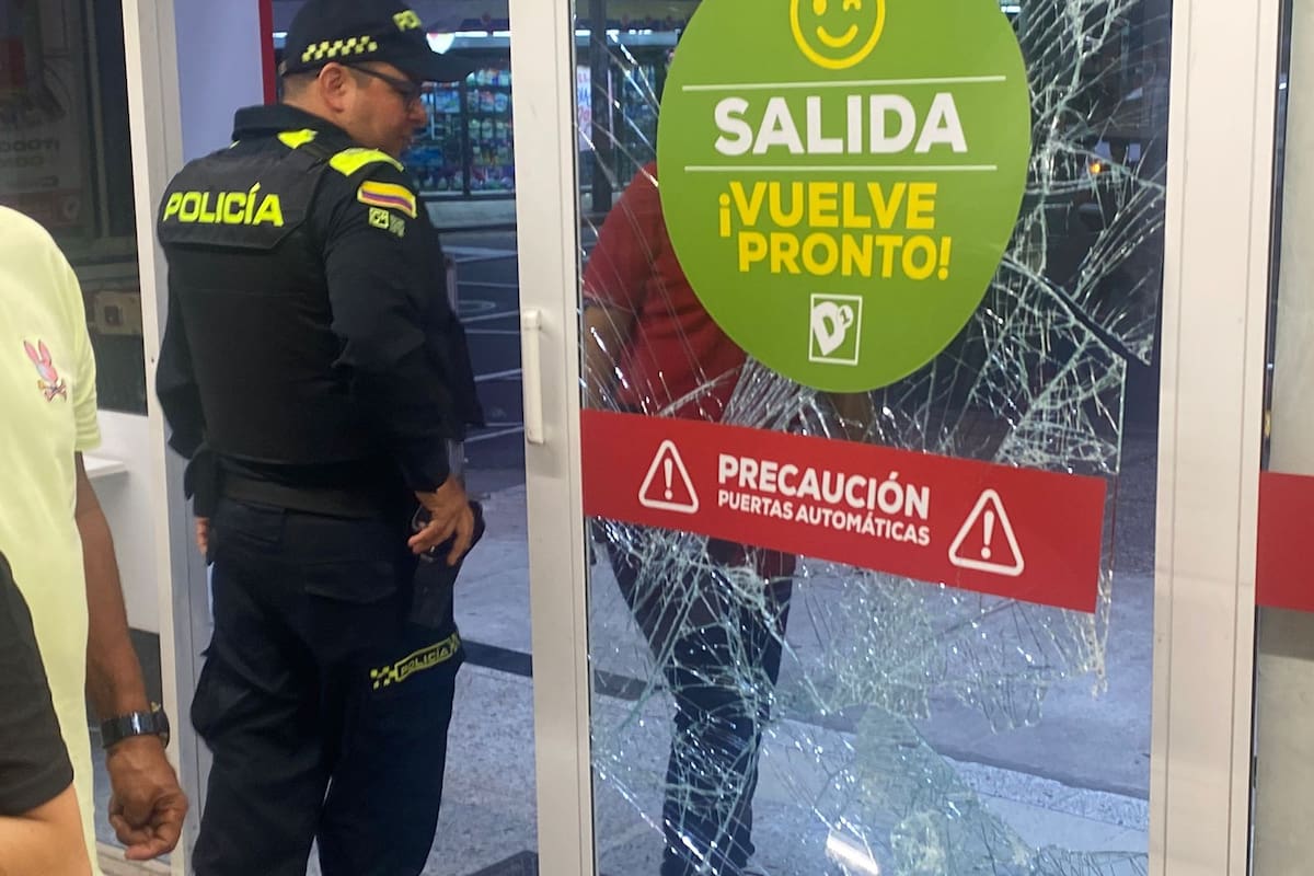 Violento ataque en tienda D1 de Bucaramanga: mujer ocasionó graves daños en el establecimiento. Foto de Vanguardia